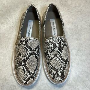 Steve Madden woman slip on casual snakeskin print sneakers/shoes size 6